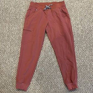 Figs mauve women’s jogger scrubs